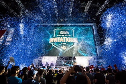 LPL解说喊话Uzi内幕曝光引发电竞圈争议，社交平台删文真相成谜